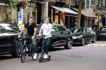 Amsterdam 10 juli 2021
Jeroen v d Boom en zijn zoon Luuk in Amsterdam zuid. Jeroen op een electrische van Moof en Luuk op een electrische step