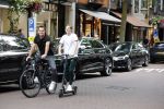 Amsterdam 10 juli 2021
Jeroen v d Boom en zijn zoon Luuk in Amsterdam zuid. Jeroen op een electrische van Moof en Luuk op een electrische step
