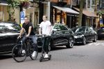 Amsterdam 10 juli 2021
Jeroen v d Boom en zijn zoon Luuk in Amsterdam zuid. Jeroen op een electrische van Moof en Luuk op een electrische step