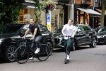 Amsterdam 10 juli 2021
Jeroen v d Boom en zijn zoon Luuk in Amsterdam zuid. Jeroen op een electrische van Moof en Luuk op een electrische step