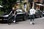Amsterdam 10 juli 2021
Jeroen v d Boom en zijn zoon Luuk in Amsterdam zuid. Jeroen op een electrische van Moof en Luuk op een electrische step