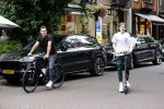 Amsterdam 10 juli 2021
Jeroen v d Boom en zijn zoon Luuk in Amsterdam zuid. Jeroen op een electrische van Moof en Luuk op een electrische step