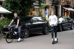 Amsterdam 10 juli 2021
Jeroen v d Boom en zijn zoon Luuk in Amsterdam zuid. Jeroen op een electrische van Moof en Luuk op een electrische step