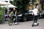 Amsterdam 10 juli 2021
Jeroen v d Boom en zijn zoon Luuk in Amsterdam zuid. Jeroen op een electrische van Moof en Luuk op een electrische step