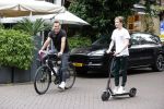 Amsterdam 10 juli 2021
Jeroen v d Boom en zijn zoon Luuk in Amsterdam zuid. Jeroen op een electrische van Moof en Luuk op een electrische step