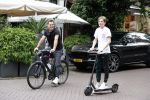 Amsterdam 10 juli 2021
Jeroen v d Boom en zijn zoon Luuk in Amsterdam zuid. Jeroen op een electrische van Moof en Luuk op een electrische step