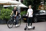 Amsterdam 10 juli 2021
Jeroen v d Boom en zijn zoon Luuk in Amsterdam zuid. Jeroen op een electrische van Moof en Luuk op een electrische step