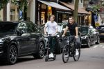 Amsterdam 10 juli 2021
Jeroen v d Boom en zijn zoon Luuk in Amsterdam zuid. Jeroen op een electrische van Moof en Luuk op een electrische step