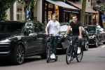 Amsterdam 10 juli 2021
Jeroen v d Boom en zijn zoon Luuk in Amsterdam zuid. Jeroen op een electrische van Moof en Luuk op een electrische step