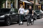 Amsterdam 10 juli 2021
Jeroen v d Boom en zijn zoon Luuk in Amsterdam zuid. Jeroen op een electrische van Moof en Luuk op een electrische step