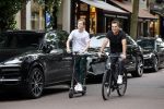 Amsterdam 10 juli 2021
Jeroen v d Boom en zijn zoon Luuk in Amsterdam zuid. Jeroen op een electrische van Moof en Luuk op een electrische step