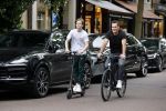 Amsterdam 10 juli 2021
Jeroen v d Boom en zijn zoon Luuk in Amsterdam zuid. Jeroen op een electrische van Moof en Luuk op een electrische step