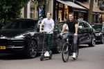 Amsterdam 10 juli 2021
Jeroen v d Boom en zijn zoon Luuk in Amsterdam zuid. Jeroen op een electrische van Moof en Luuk op een electrische step
