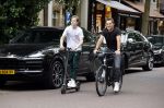 Amsterdam 10 juli 2021
Jeroen v d Boom en zijn zoon Luuk in Amsterdam zuid. Jeroen op een electrische van Moof en Luuk op een electrische step