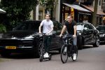 Amsterdam 10 juli 2021
Jeroen v d Boom en zijn zoon Luuk in Amsterdam zuid. Jeroen op een electrische van Moof en Luuk op een electrische step