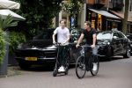 Amsterdam 10 juli 2021
Jeroen v d Boom en zijn zoon Luuk in Amsterdam zuid. Jeroen op een electrische van Moof en Luuk op een electrische step