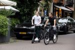 Amsterdam 10 juli 2021
Jeroen v d Boom en zijn zoon Luuk in Amsterdam zuid. Jeroen op een electrische van Moof en Luuk op een electrische step