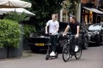 Amsterdam 10 juli 2021
Jeroen v d Boom en zijn zoon Luuk in Amsterdam zuid. Jeroen op een electrische van Moof en Luuk op een electrische step