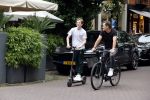 Amsterdam 10 juli 2021
Jeroen v d Boom en zijn zoon Luuk in Amsterdam zuid. Jeroen op een electrische van Moof en Luuk op een electrische step