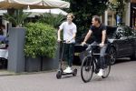 Amsterdam 10 juli 2021
Jeroen v d Boom en zijn zoon Luuk in Amsterdam zuid. Jeroen op een electrische van Moof en Luuk op een electrische step