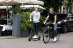 Amsterdam 10 juli 2021
Jeroen v d Boom en zijn zoon Luuk in Amsterdam zuid. Jeroen op een electrische van Moof en Luuk op een electrische step
