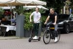 Amsterdam 10 juli 2021
Jeroen v d Boom en zijn zoon Luuk in Amsterdam zuid. Jeroen op een electrische van Moof en Luuk op een electrische step
