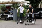 Amsterdam 10 juli 2021
Jeroen v d Boom en zijn zoon Luuk in Amsterdam zuid. Jeroen op een electrische van Moof en Luuk op een electrische step
