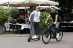 Amsterdam 10 juli 2021
Jeroen v d Boom en zijn zoon Luuk in Amsterdam zuid. Jeroen op een electrische van Moof en Luuk op een electrische step