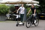Amsterdam 10 juli 2021
Jeroen v d Boom en zijn zoon Luuk in Amsterdam zuid. Jeroen op een electrische van Moof en Luuk op een electrische step