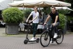 Amsterdam 10 juli 2021
Jeroen v d Boom en zijn zoon Luuk in Amsterdam zuid. Jeroen op een electrische van Moof en Luuk op een electrische step