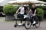 Amsterdam 10 juli 2021
Jeroen v d Boom en zijn zoon Luuk in Amsterdam zuid. Jeroen op een electrische van Moof en Luuk op een electrische step