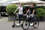 Amsterdam 10 juli 2021
Jeroen v d Boom en zijn zoon Luuk in Amsterdam zuid. Jeroen op een electrische van Moof en Luuk op een electrische step