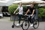 Amsterdam 10 juli 2021
Jeroen v d Boom en zijn zoon Luuk in Amsterdam zuid. Jeroen op een electrische van Moof en Luuk op een electrische step