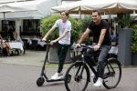 Amsterdam 10 juli 2021
Jeroen v d Boom en zijn zoon Luuk in Amsterdam zuid. Jeroen op een electrische van Moof en Luuk op een electrische step