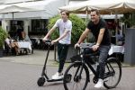 Amsterdam 10 juli 2021
Jeroen v d Boom en zijn zoon Luuk in Amsterdam zuid. Jeroen op een electrische van Moof en Luuk op een electrische step
