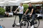 Amsterdam 10 juli 2021
Jeroen v d Boom en zijn zoon Luuk in Amsterdam zuid. Jeroen op een electrische van Moof en Luuk op een electrische step