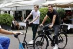 Amsterdam 10 juli 2021
Jeroen v d Boom en zijn zoon Luuk in Amsterdam zuid. Jeroen op een electrische van Moof en Luuk op een electrische step