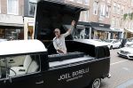 Amsterdam 19 juni 2021
Joel Borelli in zijn Ameezing bus iop de pc hooftstraat.