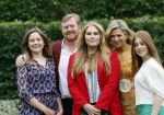 Den haag 16 juli 2021
Koninklijk fotouurtje met Koning Willem Alexander Koningin Maxima Prinses Amalia Alexia en Ariane in de tuin van Paleis Huis ten Bosch.