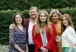 Den haag 16 juli 2021
Koninklijk fotouurtje met Koning Willem Alexander Koningin Maxima Prinses Amalia Alexia en Ariane in de tuin van Paleis Huis ten Bosch.