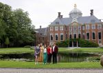 Den haag 16 juli 2021
Koninklijk fotouurtje met Koning Willem Alexander Koningin Maxima Prinses Amalia Alexia en Ariane in de tuin van Paleis Huis ten Bosch.