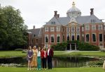 Den haag 16 juli 2021
Koninklijk fotouurtje met Koning Willem Alexander Koningin Maxima Prinses Amalia Alexia en Ariane in de tuin van Paleis Huis ten Bosch.