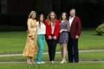 Den haag 16 juli 2021
Koninklijk fotouurtje met Koning Willem Alexander Koningin Maxima Prinses Amalia Alexia en Ariane in de tuin van Paleis Huis ten Bosch.