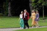 Den haag 16 juli 2021
Koninklijk fotouurtje met Koning Willem Alexander Koningin Maxima Prinses Amalia Alexia en Ariane in de tuin van Paleis Huis ten Bosch.
