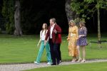 Den haag 16 juli 2021
Koninklijk fotouurtje met Koning Willem Alexander Koningin Maxima Prinses Amalia Alexia en Ariane in de tuin van Paleis Huis ten Bosch.