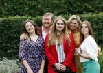 Den haag 16 juli 2021
Koninklijk fotouurtje met Koning Willem Alexander Koningin Maxima Prinses Amalia Alexia en Ariane in de tuin van Paleis Huis ten Bosch.