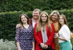 Den haag 16 juli 2021
Koninklijk fotouurtje met Koning Willem Alexander Koningin Maxima Prinses Amalia Alexia en Ariane in de tuin van Paleis Huis ten Bosch.