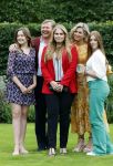 Den haag 16 juli 2021
Koninklijk fotouurtje met Koning Willem Alexander Koningin Maxima Prinses Amalia Alexia en Ariane in de tuin van Paleis Huis ten Bosch.