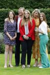 Den haag 16 juli 2021
Koninklijk fotouurtje met Koning Willem Alexander Koningin Maxima Prinses Amalia Alexia en Ariane in de tuin van Paleis Huis ten Bosch.