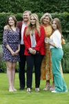 Den haag 16 juli 2021
Koninklijk fotouurtje met Koning Willem Alexander Koningin Maxima Prinses Amalia Alexia en Ariane in de tuin van Paleis Huis ten Bosch.